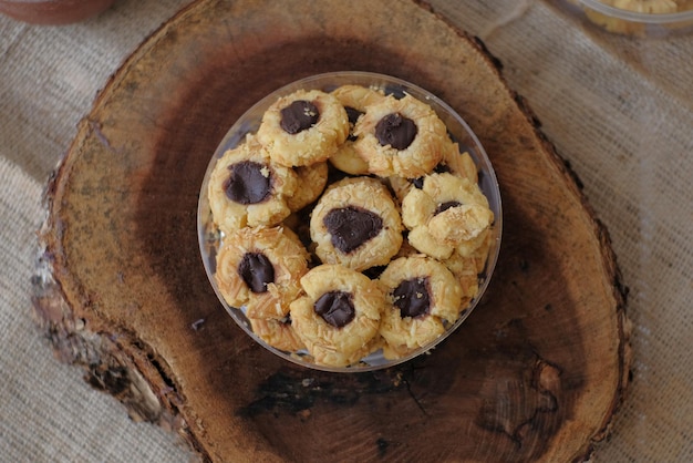 Biscoitos de impressão digital de chocolate na jarra