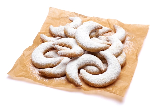 Biscoitos de kipferl de baunilha tradicionais alemães ou austríacos isolados no fundo branco