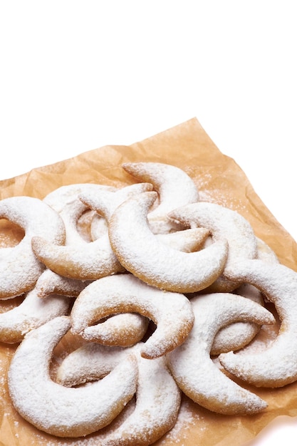 Biscoitos de kipferl de baunilha tradicionais alemães ou austríacos isolados no fundo branco