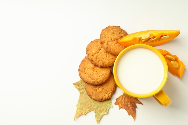 Biscoitos de leite e abóbora em fundo branco.