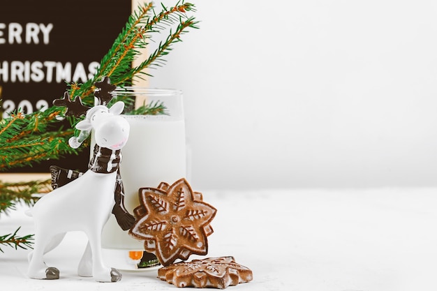 Biscoitos de leite e Natal para biscoitos de gengibre de fundo de Papai Noel