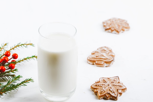 Foto biscoitos de leite e natal para biscoitos de gengibre de fundo de papai noel
