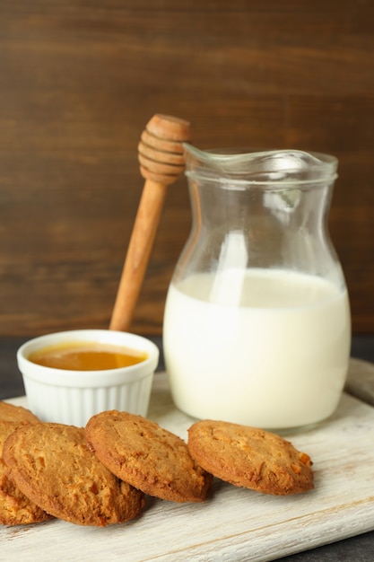 Biscoitos de leite, mel e abóbora contra um fundo de madeira.