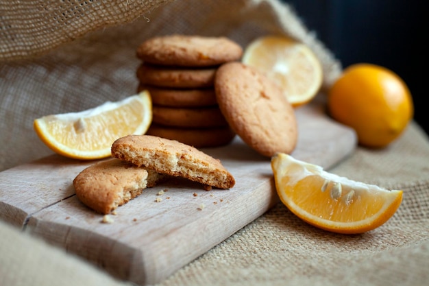 Biscoitos de limão feitos em casa, assados cítricos deliciosamente deitados sobre uma mesa