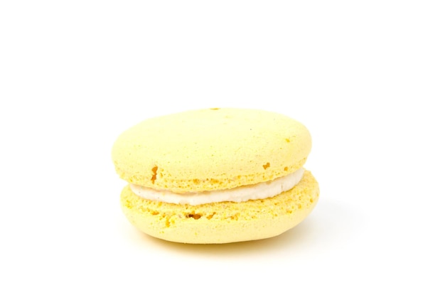 Biscoitos de macaron francês sobre fundo brancosobremesa docefechar