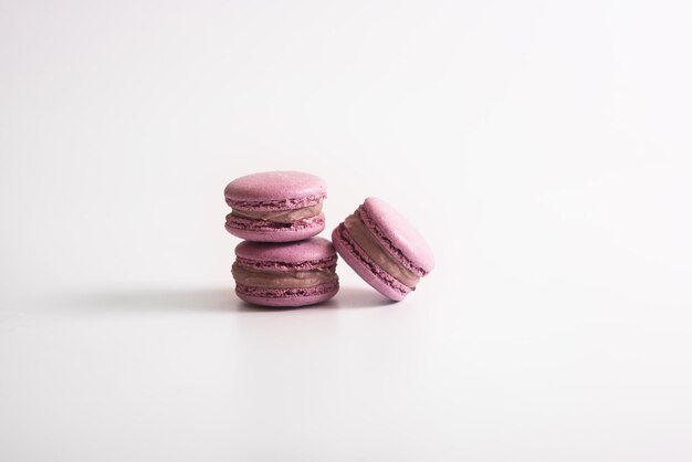 Biscoitos de macaron rosa isolados no fundo branco Sobremesa saborosa