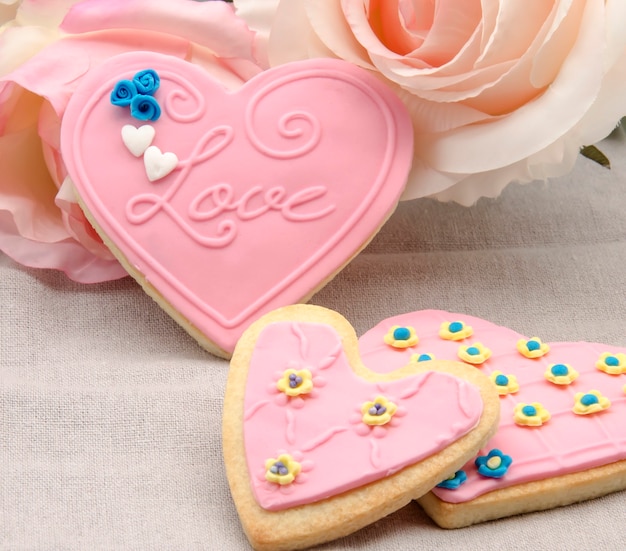 Biscoitos de manteiga com fondant em forma de coração decorado