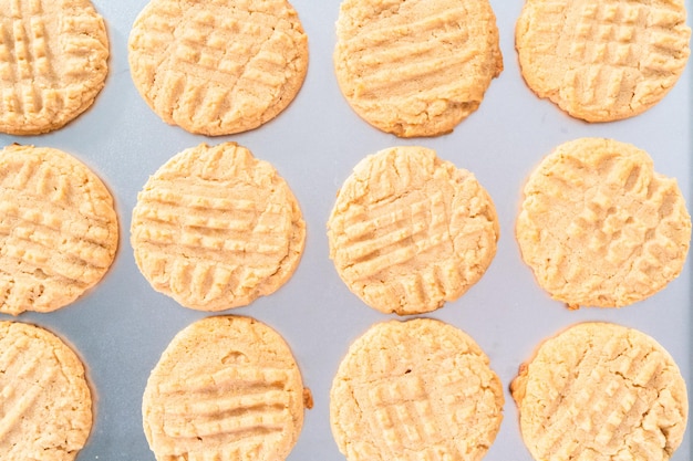 Biscoitos de manteiga de amendoim recém-assados em uma assadeira.
