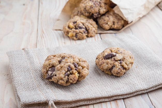 Biscoitos de manteiga de aveia e amendoim com sementes de abóbora e canela