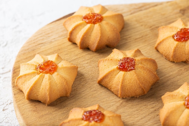 Biscoitos de manteiga de café da manhã doce para o Ano Novo Chinês em tábua de madeira Shortbread kurabye