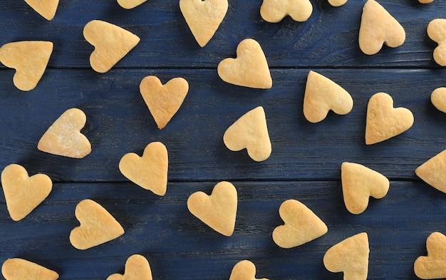 Biscoitos de manteiga em forma de coração no fundo de madeira