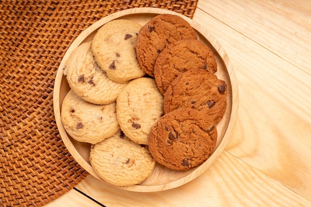 Biscoitos de manteiga em placa de madeira com fundo de madeira biscoitos de chocolate prontos para servir