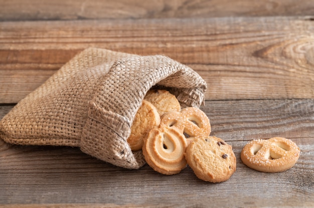 Foto biscoitos de manteiga em saco de aniagem