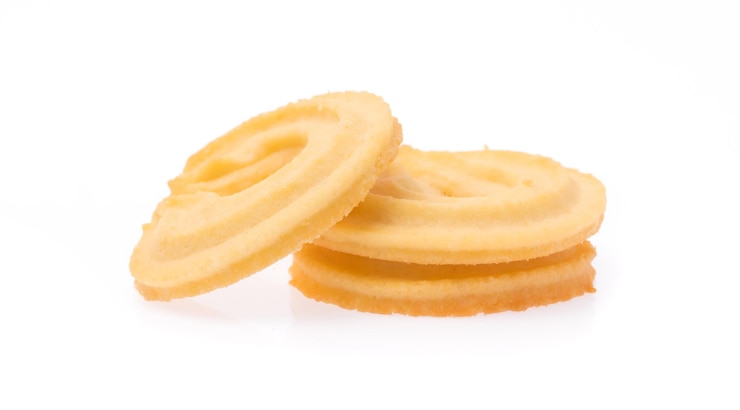 Foto biscoitos de manteiga isolados no fundo branco