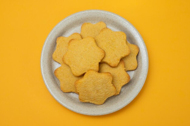 Biscoitos de manteiga isolados no prato marrom claro