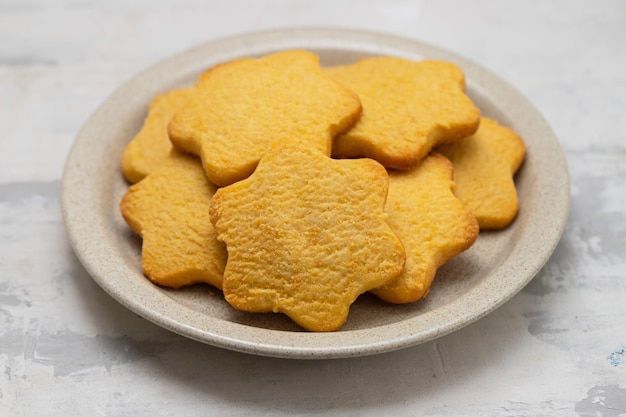 Biscoitos de manteiga isolados no prato marrom claro