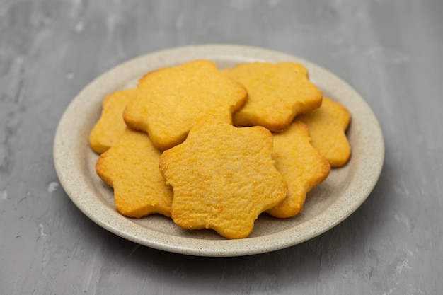 Biscoitos de manteiga isolados no prato marrom claro