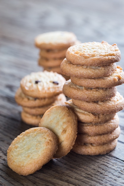 Foto biscoitos de manteiga na mesa de madeira