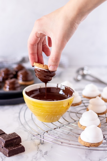 Biscoitos de marshmallow em chocolate derretido