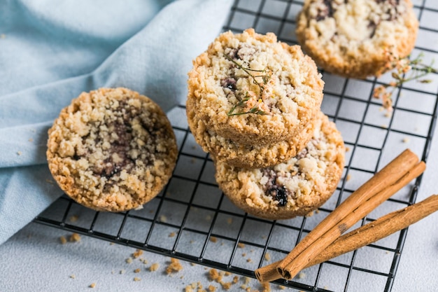 Biscoitos de massa festiva redonda com geléia de framboesa sobre um fundo cinza claro