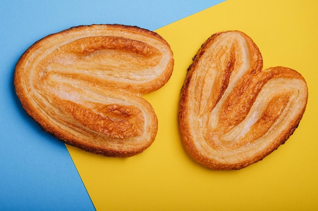 Biscoitos de massa folhada em fundo azul e amarelo