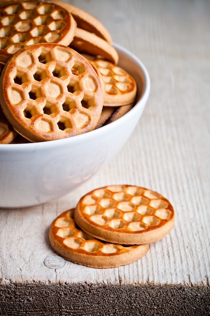 Biscoitos de mel em uma tigela