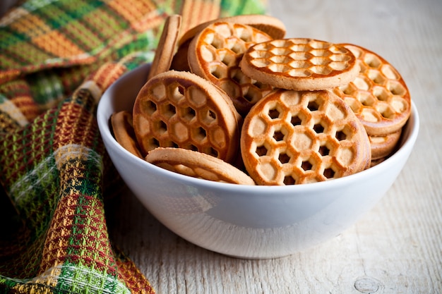 Biscoitos de mel em uma tigela