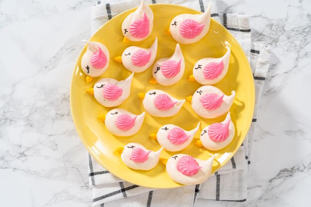 Biscoitos de merengue de Páscoa recém-assados em forma de pássaros