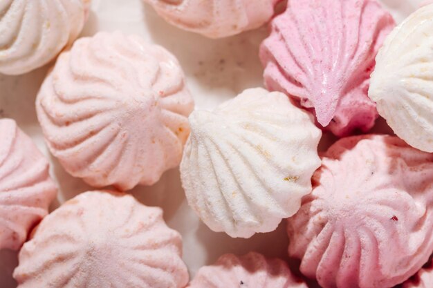 Biscoitos de merengue rosa com sabor de frutas vermelhas em pergaminho