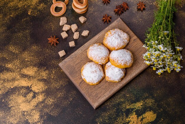 Biscoitos de milho caseiro na mesa de concreto saudável pastelaria vegetariana vegana caseira