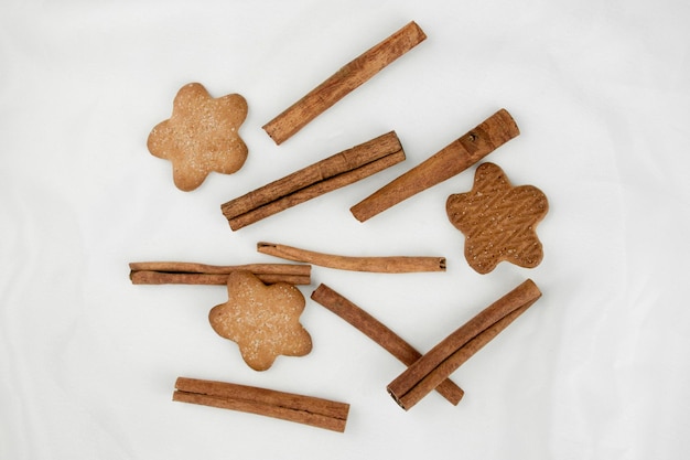 Biscoitos de Natal asteriscos Biscoitos de gengibre com canela e especiarias Cozimento de acordo com o caseiro