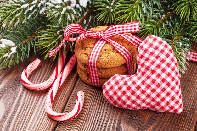 Biscoitos de natal, bastão de doces e coração de brinquedo