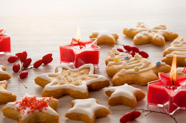 Biscoitos de Natal caseiros com glacê branco em forma de abeto estrela e flocos de neve