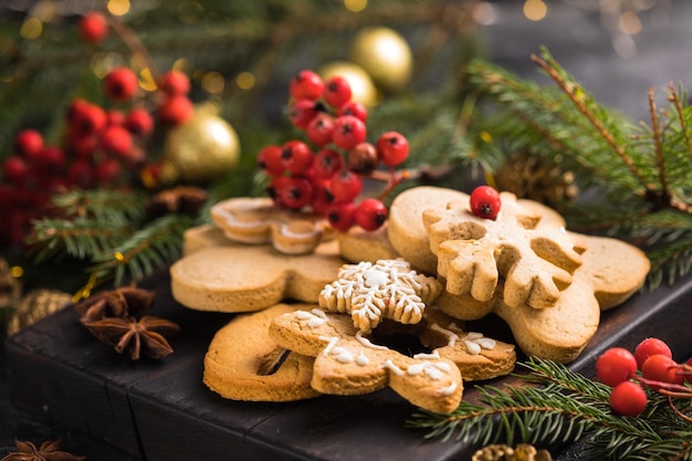 Biscoitos de Natal caseiros em um fundo de madeira