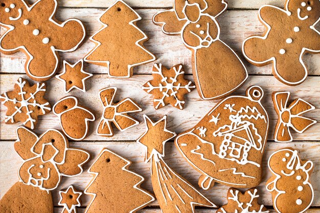 Biscoitos de Natal caseiros na mesa de madeira