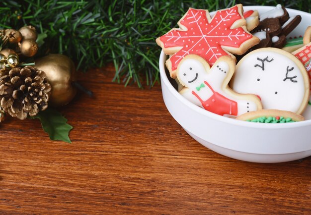 Biscoitos de Natal colorido em uma tigela com decoração festiva