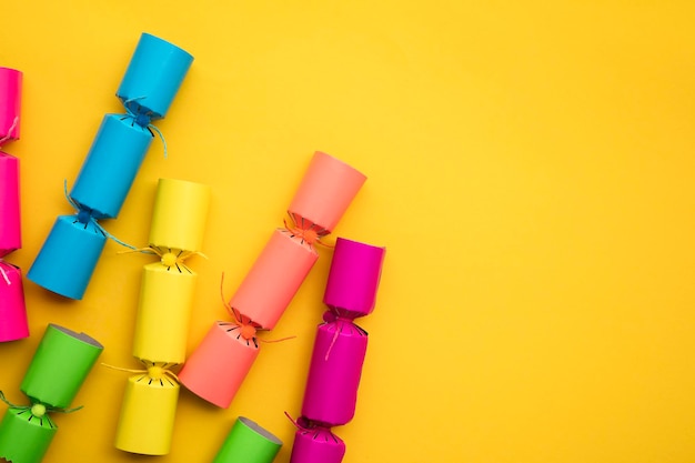 Biscoitos de natal coloridos brilhantes em um fundo amarelo festivo layflat