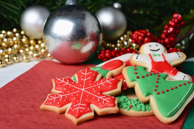 Biscoitos de Natal coloridos com decoração festiva