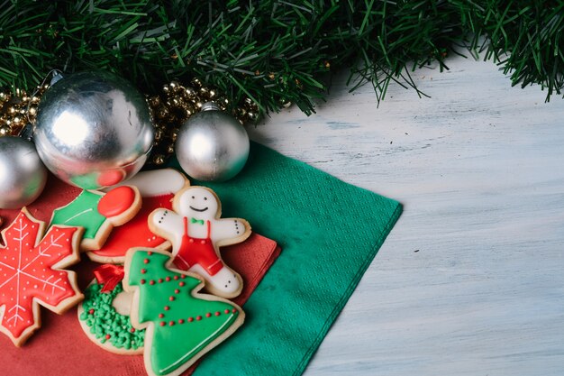 Biscoitos de natal coloridos com decoração festiva