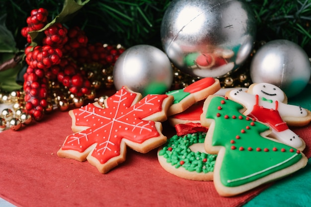 Biscoitos de Natal coloridos com decoração festiva