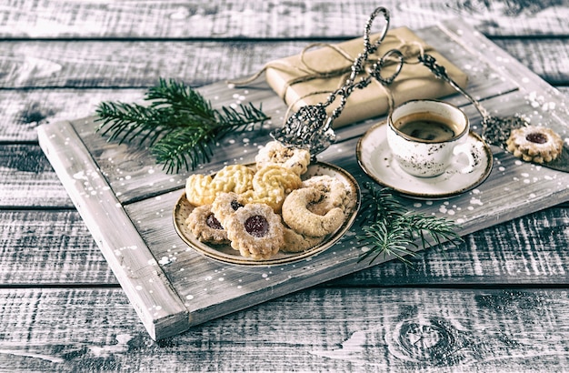 Biscoitos de Natal com café e enfeites vintage em tons