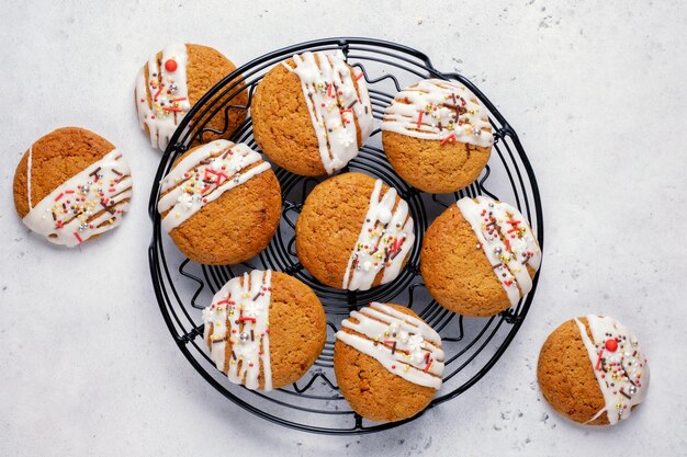 Foto biscoitos de natal com cobertura branca e salpicaduras natalinas