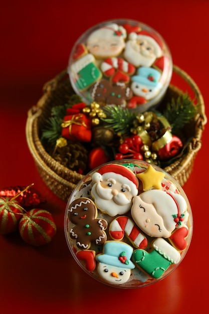 Biscoitos de natal com decorações de glacê real com fundo vermelho