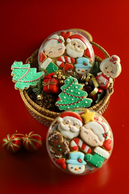 Biscoitos de natal com decorações de glacê real com fundo vermelho