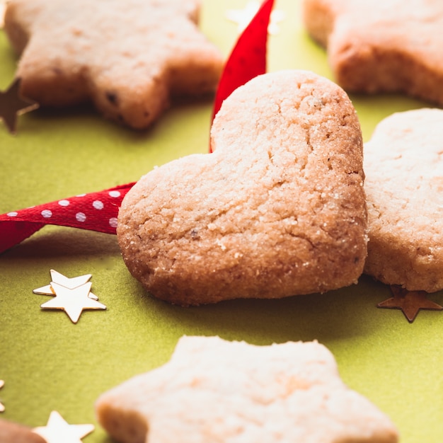 Biscoitos de Natal com fita vermelha em verde