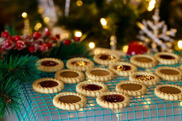 Biscoitos de Natal com geléia e pasta de avelã estão esfriando na gradinha