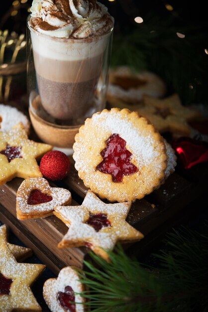 Foto biscoitos de natal com geleia. um cookie austríaco popular são os cookies linz. foco seletivo.