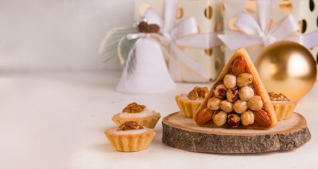 Biscoitos de Natal com nozes e leite condensado sobre um fundo claro. Copie o espaço