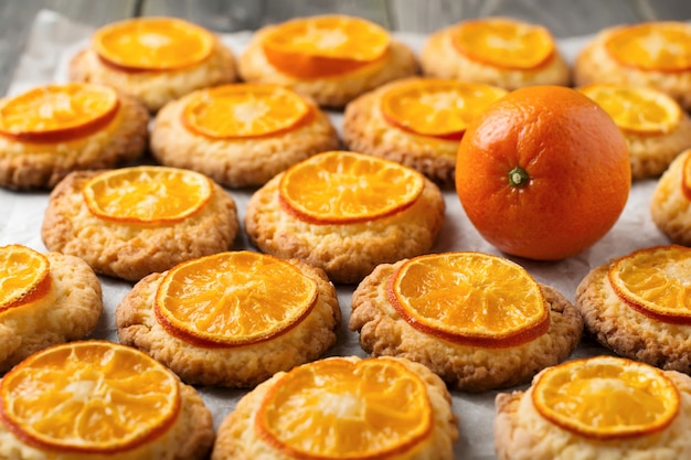 Biscoitos de natal com tangerinas fatiadas. foco seletivo.