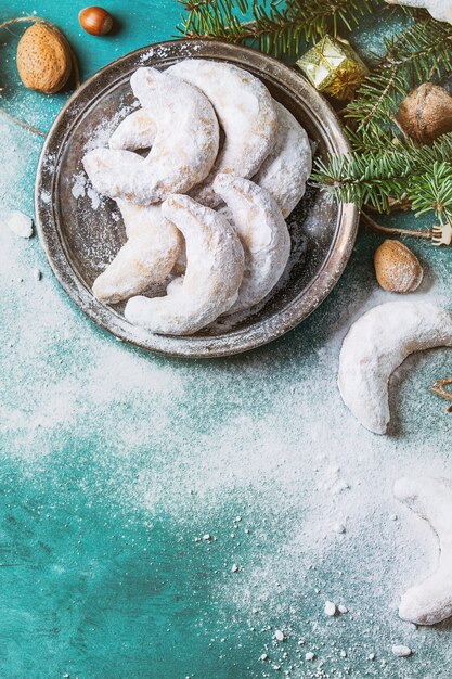 Biscoitos de Natal crescente com decoração do feriado